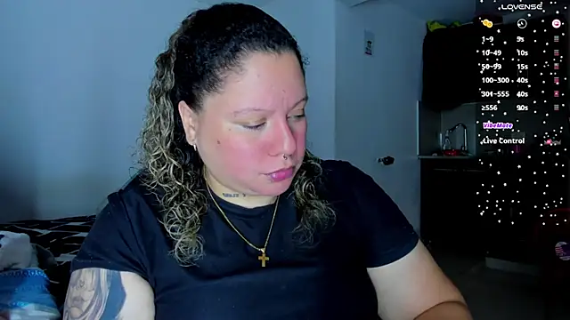 Snapshot of mariana_maze chatting on 12.22.24 mariana maze online show from 12.22.24