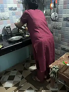 Snapshot of Crezy-Queen01 chatting on 11.20.25 Crezy-Queen01 online show from 11.20.25