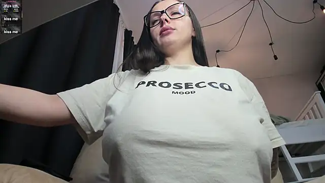 Snapshot of lecherous_wife chatting on 10.13.25 lecherous wife online show from 10.13.25