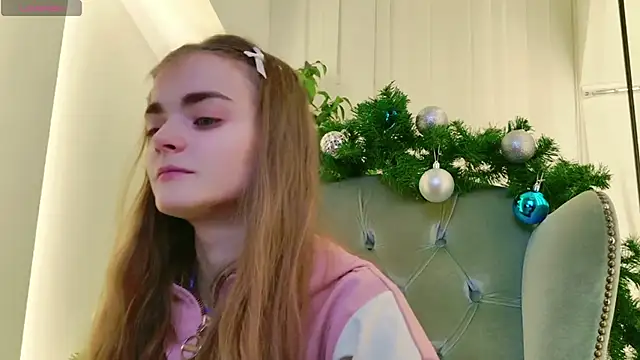 Snapshot of SophieSuvi chatting on 12.14.24 SophieSuvi online show from 12.14.24