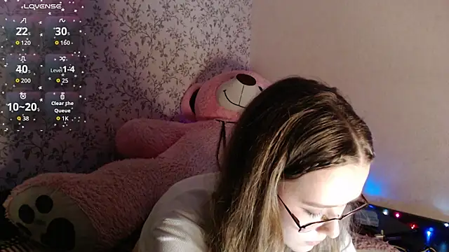 Snapshot of SophieSuvi chatting on 10.19.25 SophieSuvi online show from 10.19.25