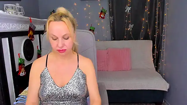 Snapshot of Anny_Jey_ chatting on 12.25.24 Anny Jey online show from 12.25.24