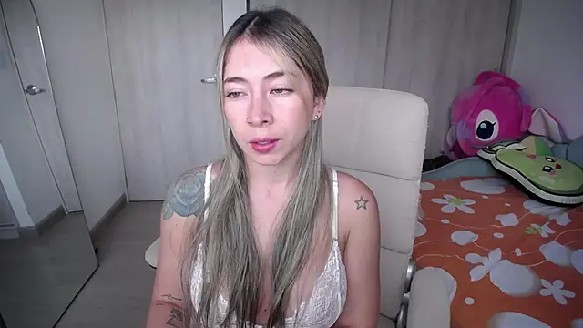 Snapshot of _arianalzate_ chatting on 02.17.25 arianalzate online show from 02.17.25