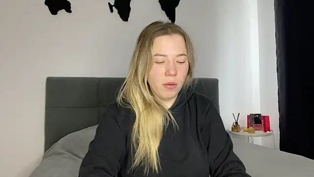 Embersweetbunny online show from 02.04.25