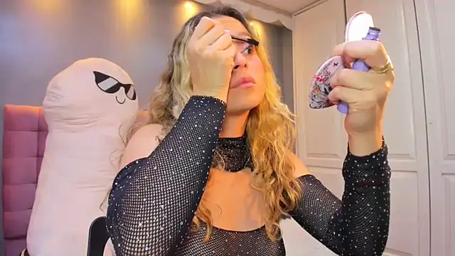 IssadoraJames online show from 10.29.25