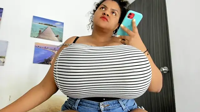 Snapshot of bigmom69_ chatting on 11.14.25 bigmom69 online show from 11.14.25