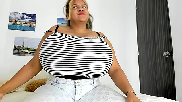 Snapshot of bigmom69_ chatting on 11.25.25 bigmom69 online show from 11.25.25