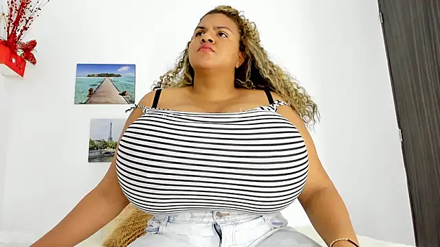 Snapshot of bigmom69_ chatting on 12.16.25 bigmom69 online show from 12.16.25