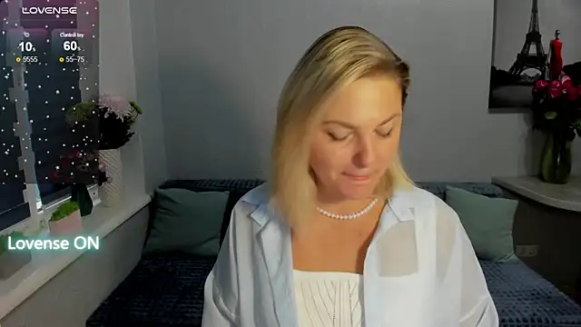 Snapshot of sweet___margaret chatting on 11.03.25 sweet margaret online show from 11.03.25