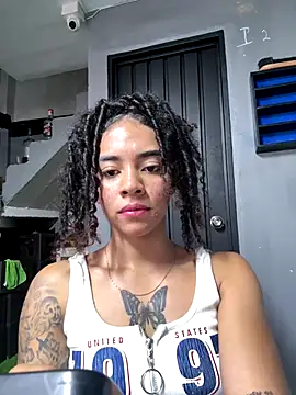 Snapshot of pretty_pettite chatting on 12.19.25 pretty pettite online show from 12.19.25