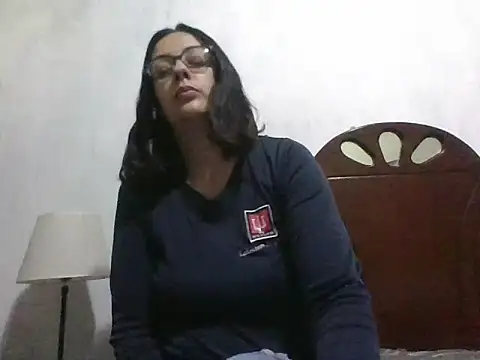 Snapshot of Samanthat33 chatting on 12.12.24 Samanthat33 online show from 12.12.24