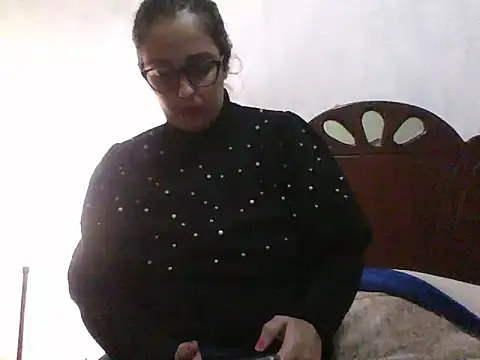 Snapshot of Samanthat33 chatting on 01.05.25 Samanthat33 online show from 01.05.25