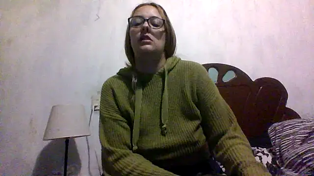 Snapshot of Samanthat33 chatting on 10.11.25 Samanthat33 online show from 10.11.25