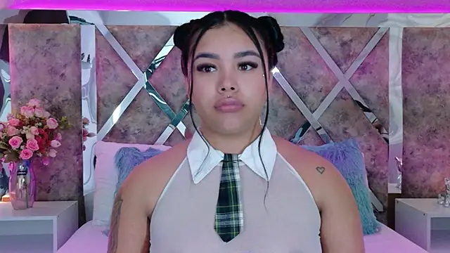 Snapshot of MarianaGarciaa__ chatting on 10.23.25 MarianaGarciaa online show from 10.23.25