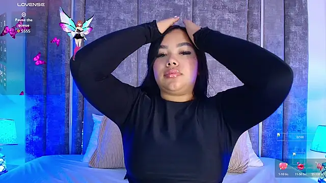 Snapshot of MarianaGarciaa__ chatting on 11.24.25 MarianaGarciaa online show from 11.24.25