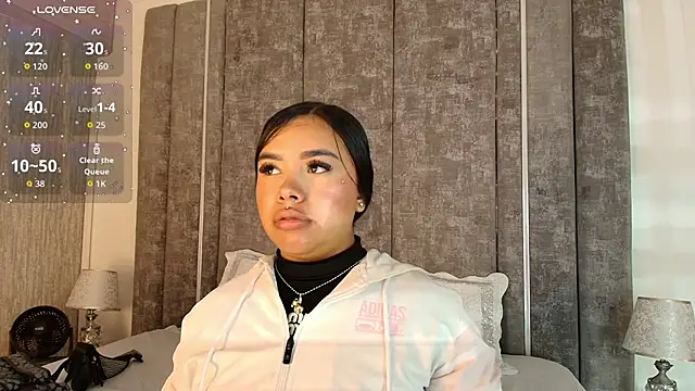 Snapshot of MarianaGarciaa__ chatting on 11.27.25 MarianaGarciaa online show from 11.27.25