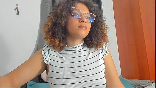 Snapshot of Ada_gales_ chatting on 11.04.25 Ada gales online show from 11.04.25