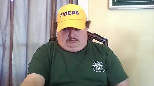 Snapshot of YelpedAverting chatting on 11.08.25 YelpedAverting online show from 11.08.25