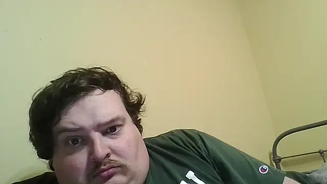 Snapshot of YelpedAverting chatting on 12.17.25 YelpedAverting online show from 12.17.25