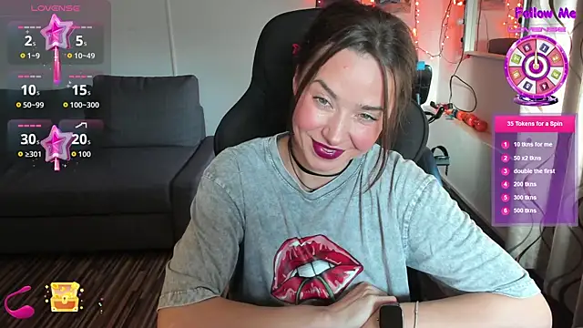 Snapshot of PlayfulGoddess chatting on 11.25.25 PlayfulGoddess online show from 11.25.25