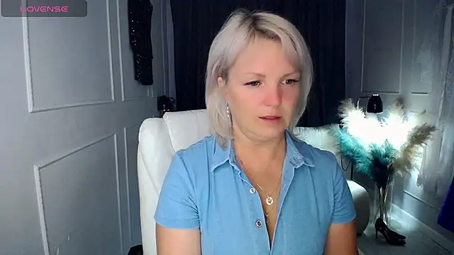 Snapshot of Juarnea chatting on 03.18.26 Juarnea online show from 03.18.26