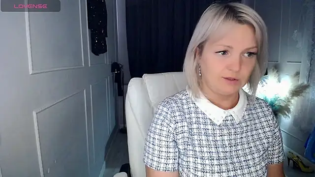 Snapshot of Juarnea chatting on 04.15.26 Juarnea online show from 04.15.26