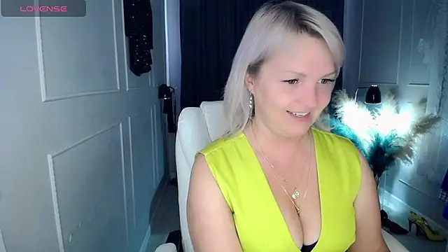 Snapshot of Juarnea chatting on 04.16.26 Juarnea online show from 04.16.26