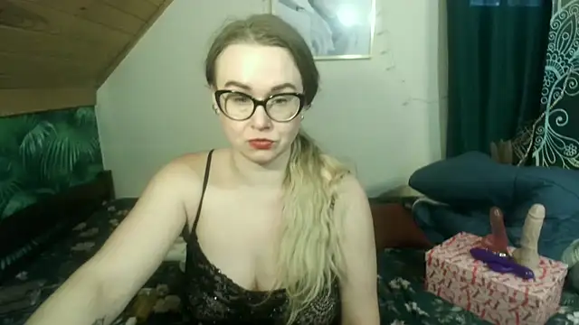 Snapshot of MilfKendra4U chatting on 11.25.25 MilfKendra4U online show from 11.25.25