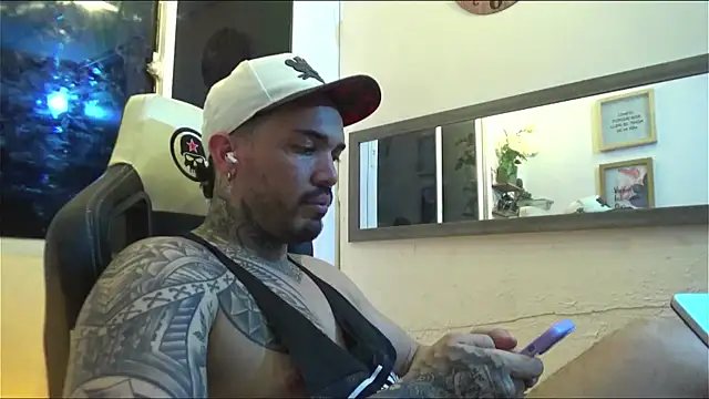 Snapshot of Angel_sex_latin chatting on 01.24.25 Angel sex latin online show from 01.24.25