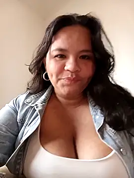Snapshot of Julieta-tits chatting on 04.18.26 Julieta-tits online show from 04.18.26