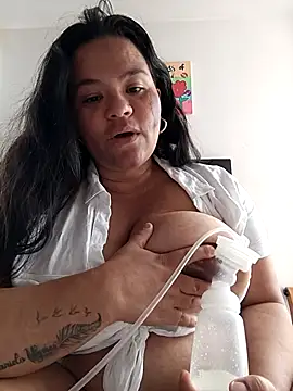 Snapshot of Julieta-tits chatting on 04.23.26 Julieta-tits online show from 04.23.26