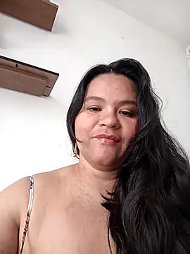 Snapshot of Julieta-tits chatting on 05.13.26 Julieta-tits online show from 05.13.26