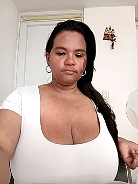 Snapshot of Julieta-tits chatting on 05.21.26 Julieta-tits online show from 05.21.26
