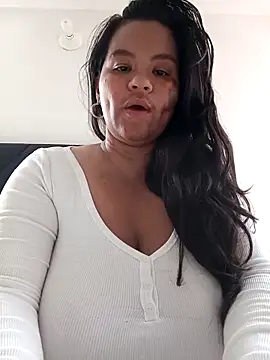 Snapshot of Julieta-tits chatting on 05.25.26 Julieta-tits online show from 05.25.26