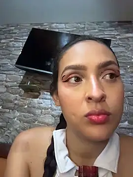 Snapshot of twohornys chatting on 10.18.25 twohornys online show from 10.18.25