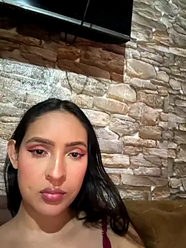 Snapshot of twohornys chatting on 11.13.25 twohornys online show from 11.13.25