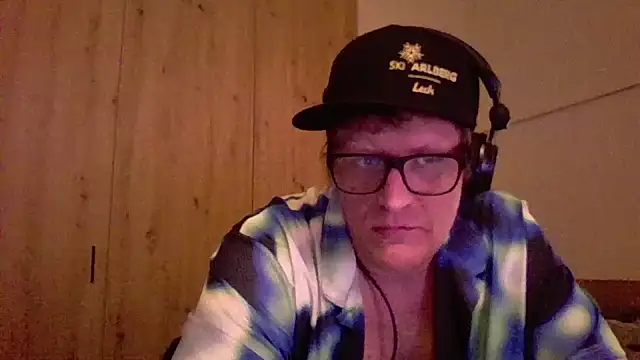 Snapshot of Bigthroaterboy chatting on 01.05.25 Bigthroaterboy online show from 01.05.25