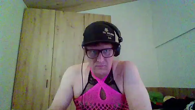 Snapshot of Bigthroaterboy chatting on 09.13.25 Bigthroaterboy online show from 09.13.25