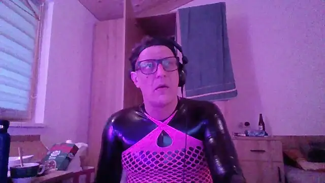 Snapshot of Bigthroaterboy chatting on 10.03.25 Bigthroaterboy online show from 10.03.25