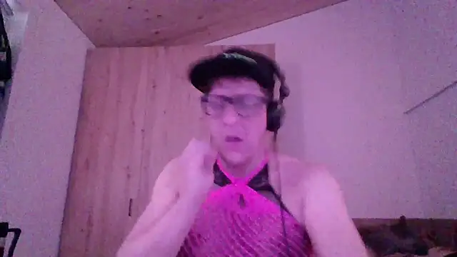 Snapshot of Bigthroaterboy chatting on 10.09.25 Bigthroaterboy online show from 10.09.25