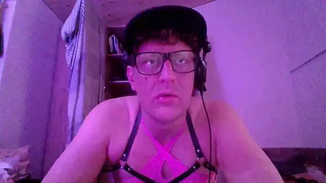 Snapshot of Bigthroaterboy chatting on 10.22.25 Bigthroaterboy online show from 10.22.25