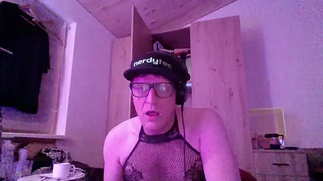 Snapshot of Bigthroaterboy chatting on 11.04.25 Bigthroaterboy online show from 11.04.25