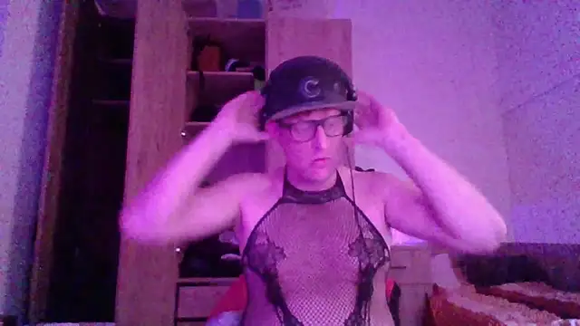 Snapshot of Bigthroaterboy chatting on 11.09.25 Bigthroaterboy online show from 11.09.25