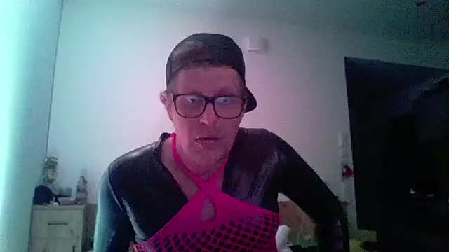 Snapshot of Bigthroaterboy chatting on 03.19.26 Bigthroaterboy online show from 03.19.26