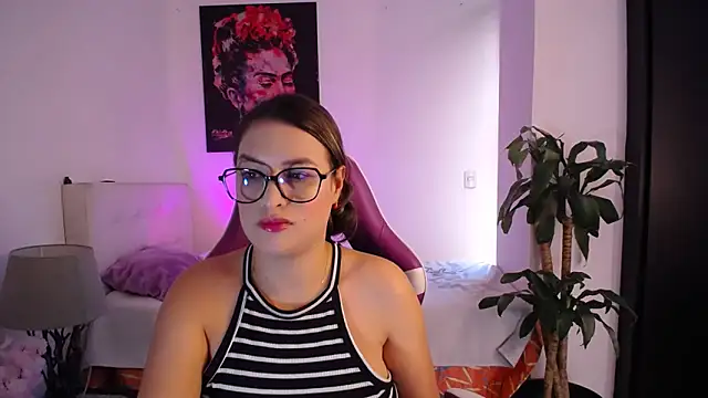 Snapshot of esmeraldaa230 chatting on 02.18.26 esmeraldaa230 online show from 02.18.26