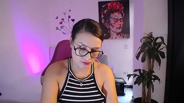 Snapshot of esmeraldaa230 chatting on 02.26.26 esmeraldaa230 online show from 02.26.26