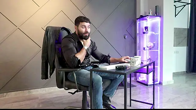 Snapshot of mattmasterss chatting on 12.15.24 mattmasterss online show from 12.15.24