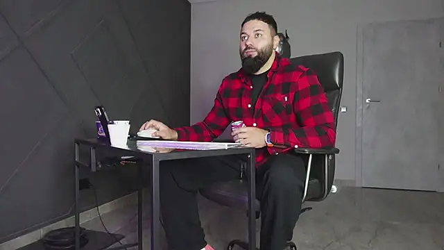 Snapshot of mattmasterss chatting on 11.04.25 mattmasterss online show from 11.04.25