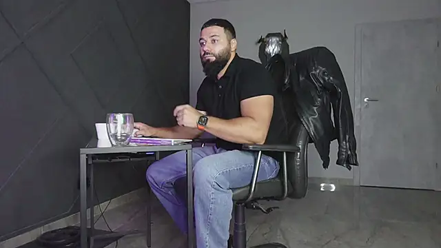 Snapshot of mattmasterss chatting on 11.06.25 mattmasterss online show from 11.06.25