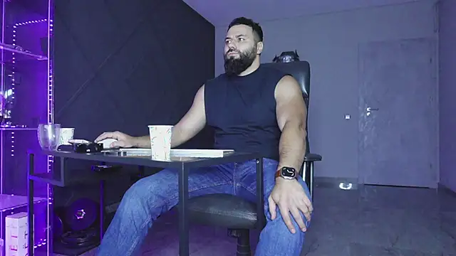 Snapshot of mattmasterss chatting on 11.18.25 mattmasterss online show from 11.18.25